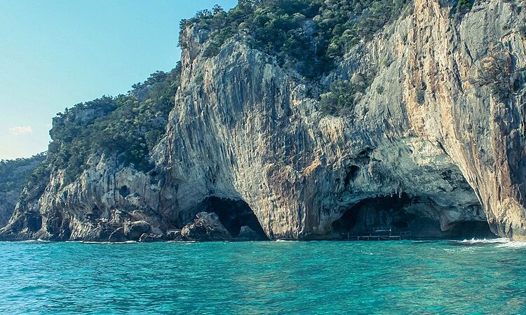Esplora le meraviglie nascoste di Favignana: la Grotta del Bue Marino