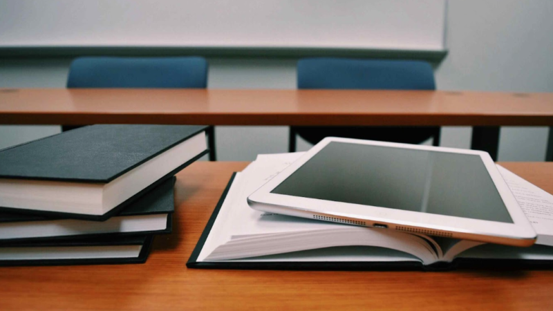 Scuola online o scuola tradizionale: differenze reali per studenti e famiglie