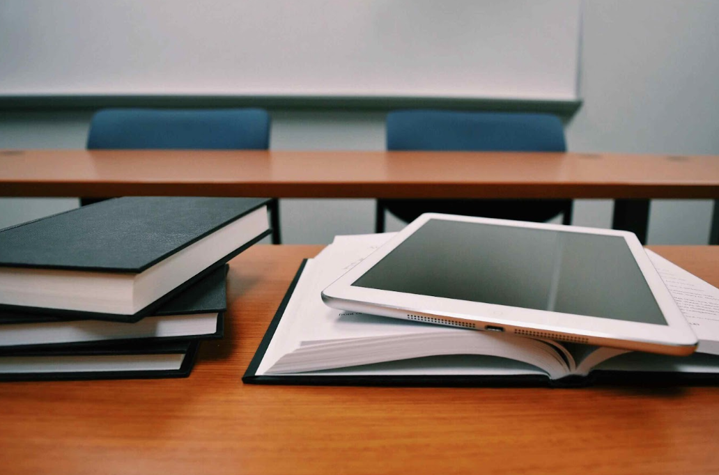 Scuola online o scuola tradizionale: differenze reali per studenti e famiglie
